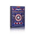 Kortų kaladė Captain America (Theory11) mėlynoje dėžutėje su Kapitono Amerikos skydu, stovi kampu su atspindžiu