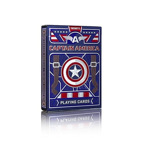 Kortų kaladė Captain America (Theory11) mėlynoje dėžutėje su Kapitono Amerikos skydu, stovi kampu su atspindžiu
