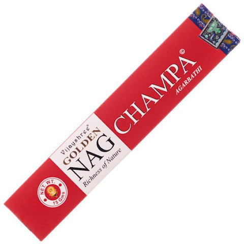 Nag Champa smilkalai (Golden Nag) raudonoje 15 g pakuotėje, pasvirusiu kampu matoma priekinė etiketė