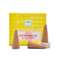 Citronella dhoop kūgeliai Satya su ryškiu geltonu paketu, trys kūgiai — vienas gulintis, vienas stovintis ir vienas ant laikiklio