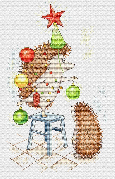 siuvinėjimo rinkinys: kalėdiniai ežiukai su žalia kepure, spalvotomis girliandomis ir ornamentais, vertikalus formatas