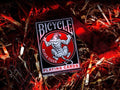 Bicycle Black Tiger kortų komplektas dėžutėje, raudnai–juoda priekinė pusė su ryškiu tigro logotipu