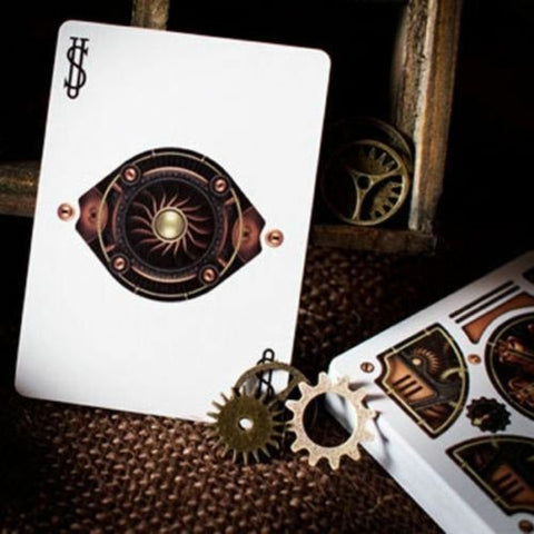 Kortų kaladė steampunk, baltos kortos su varinės spalvos mechanine tūrine ace detale ir metalinėmis krumpliaračių dekoracijomis, artimas kampas