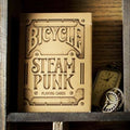 Bicycle Steam Punk žaidimo kortos rudos sepijos dėžutėje su antikvariniu kišeniniu laikrodžiu, stilinga dovanai