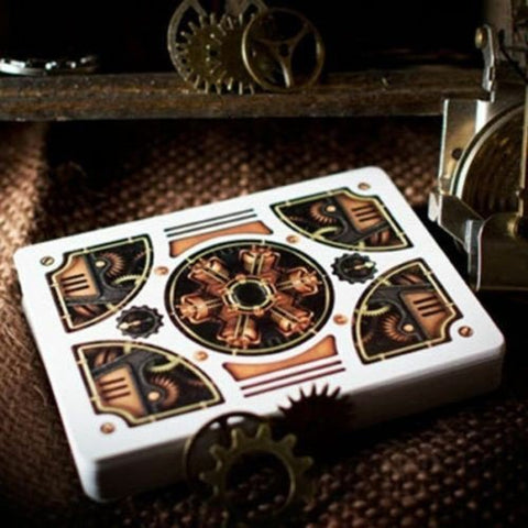 Kortų kaladė steampunk stiliaus su balta kraštine ir mechaninių krumpliaračių nugarėle, iš arti rodoma detali dizaino struktūra