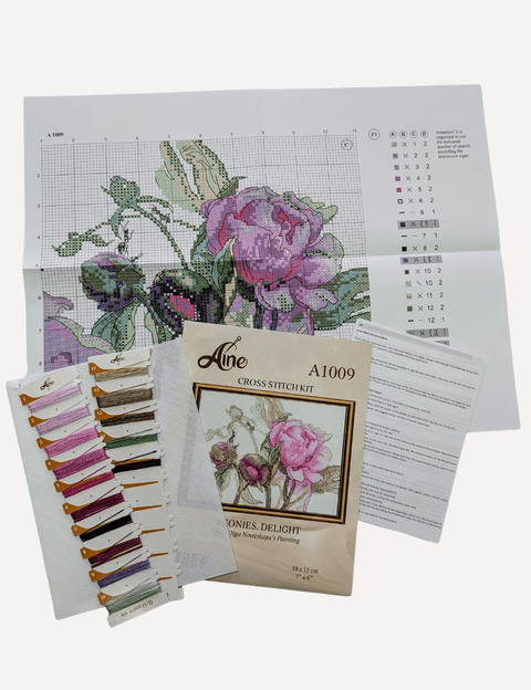 Kryželių rinkinys Aine 18×15 cm su rožiniais ir violetiniais siūlais, schema, audiniu ir instrukcija