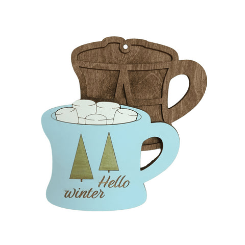 Medinis pakabukas, mėlynas puodelis su marshmallow ir užrašu Hello winter, rudos medienos nugarėlės variantas