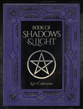 Knyga Book of Shadows & Light su violetiniu ornamentuotu viršeliu, sidabriniu pentagramu ir autorės vardu