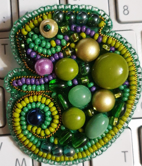 Karoliukų siuvinėjimo rinkinys segė „Chameleonas“ Crystal Art, 5×5,5 cm