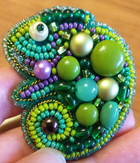 Karoliukų siuvinėjimo rinkinys segė „Chameleonas“ Crystal Art, 5×5,5 cm