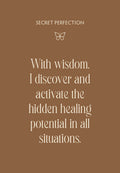 Plakatas „With wisdom...“ rudos spalvos minimalistinis dizainas su drugelio logotipu, skirtas meditacijai, saviugdai ir interjero akcentui