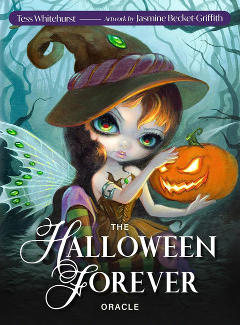 Halloween Forever orakulas — viršelis su paslaptinga fėja-ragana, laikanti šviečiantį išraiškingą moliūgą