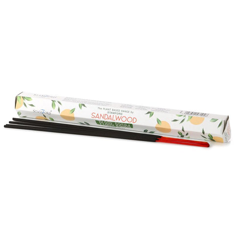 Smilkalai Stamford Sandalwood — juodos 25 cm lazdelės su raudonomis galvutėmis, išdėstytos priešais dekoruotą dėžutę