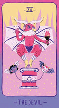 tarot korta Velnias iliustracija rožinė–violetinė, ragų turintis demonas su žibintu ir grandinėmis, pilnas kortos priekinis planas
