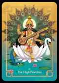 Tarot korta Aukščiausioji kunigė, indiško stiliaus moteris sėdi ant lotoso, laiko veeną, fone paunio plunksnos ir gulbė