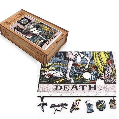 Dėlionė Tarot Death su medine dėže, dalinai surinkta iš arti, matomos unikalios išpjautos formos žaidimo detalės