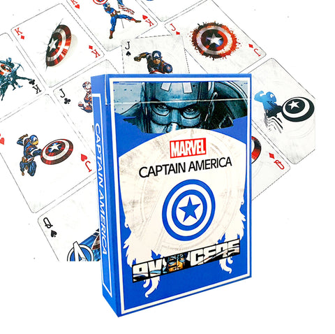 Kapitonas Amerika kortų rinkinys, mėlyna Marvel dėžutė su skydelio logotipu ir skleistomis žaidimo kortomis su herojų piešiniais