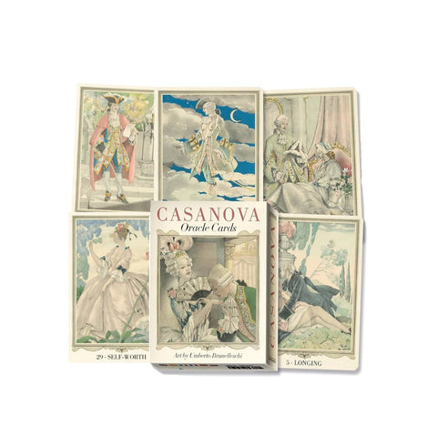 Casanova oracle kortos: kompaktiška dėžutė su Umberto Brunelleschi pastelinių iliustracijų kortomis, priekyje pavaizduotos fanuotos kortos su temomis ilgesys ir savivertė