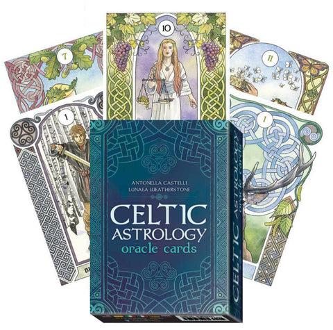 Celtic Astrology kortų rinkinys su tamsiai mėlynu dėklu ir penkiomis atverstomis iliustruotomis orakulo kortomis gamtos motyvais ir zodiako simboliais