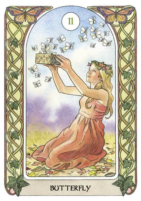 Tarot korta "Butterfly" pastelinių spalvų, moteris keliuose laiko atidarytą dėžutę iš kurios kyla drugeliai, vijoklio rėmas ir numeris 11