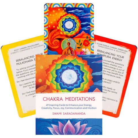 Chakra meditacijos kortos Swami Saradananda su ryškiu viršeliu ir trimis pavyzdinėmis kortomis fanuotos (geltona, raudona)