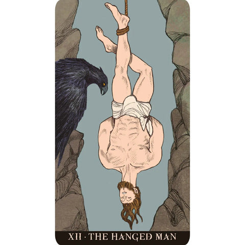 Tarot korta Pakabintas žmogus XII prie krašto, vyras pakabintas aukštyn kojomis su baltu drabužiu ir juodu varnu kairėje mėlykam fone