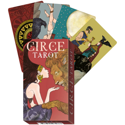 Circe tarot kortų rinkinys raudonoje dėžutėje su išskleistomis iliustruotomis kortomis, matomas pakuotės priekis ir kortų fanas