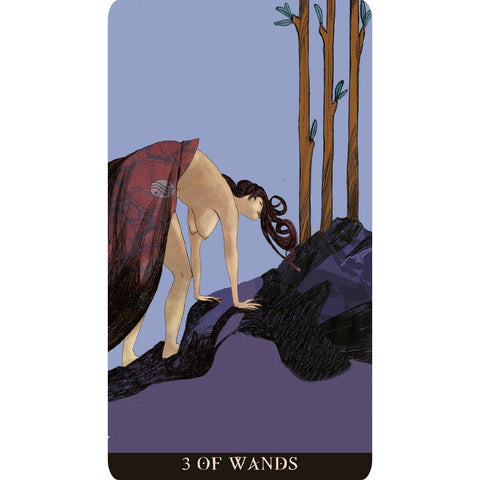 Taro korta Trijų lazdų — moteris ant uolos lenkiasi pirmyn, violetinis fonas, trys stiebai dešinėje, kortos apačioje užrašas