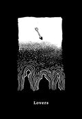 Tarot korta Lovers, juodai balta minimalistinė iliustracija: rodyklė žemyn virš trijų susiliejusių siluetų