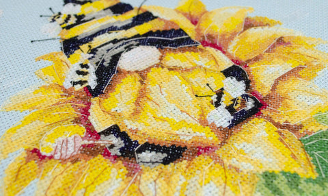 Siuvinėjimo kryželiu rinkinys „Bitininkas“, 14 ct mėlyna drobė, 30×22 cm