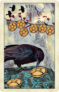 Tarot korta Aštuoni pentakliai, meninė vertikali korta su juoda varnė kraipančia snapą prie auksinių pentaklių ant vandens kranto