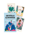 Kortos Crystals & Chakras su šviesiai mėlynu dėklu ir priedu‑knygele, parodytos trys skirtingos iliustruotos čakrų kortos
