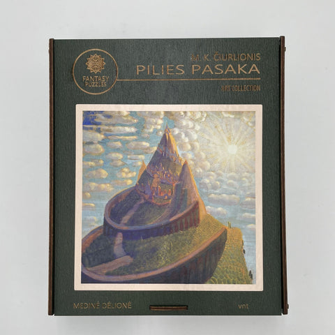 Dėlionės dėžutė Fantasy Puzzles, tamsiai žalia, su M. K. Čiurlionio „Pilies pasaka“ reprodukcija ant viršelio, priekine pakuotės nuotrauka, rodoma dėžutės dizainas