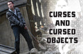 knyga Curses and Cursed Objects — minkštas viršelis su baltu kaukolės raštu, tamsiu geomatriniu fonu ir veikėjo scena fone