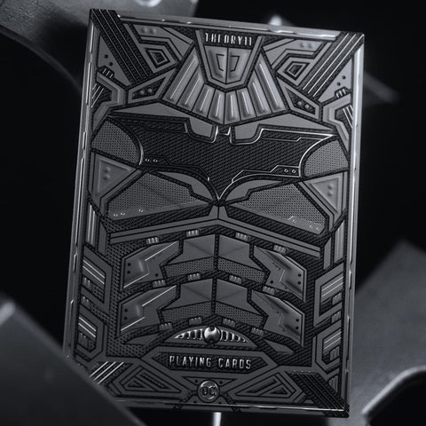 Kortų kaladė juoda su metalizuota reljefine nugarėle įkvėpta superherojų tematikos, arti parodyta detalė