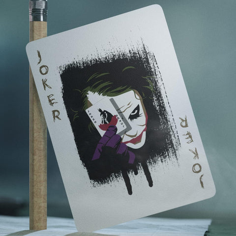 Drobė su Joker piešiniu, balta fono ir juodais teptuko brūkšniais, 30×40 cm, kampu parodyta tekstūra
