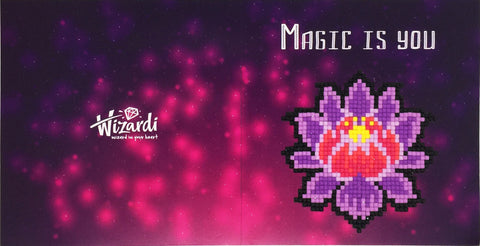 Deimantinė mozaika Wizardi: baigta violetinė ir rožinė lotoso gėlė ant tamsiai violetinio, švelniai sužibusio fono