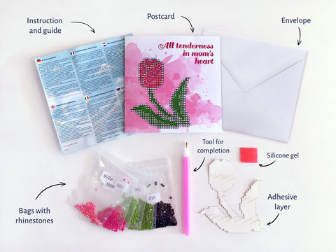 Dimantinis atvirukas su rožine tulpės grafika — pilnas rinkinys: instrukcija, vokas, lipni kortelė, maišeliai akmenėlių ir aplikavimo įrankis