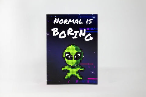 Atvirukas A5 portreto formatu su juodu fonu, neoninės žalios pikselinės ateivio figūra ir baltu užrašu Normal is Boring