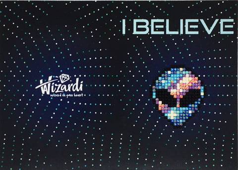 Plakatas Wizardi tamsiai mėlynas su „I BELIEVE“ užrašu ir blizgančia mozaikine ateivio galva dešinėje, žvaigždėtą foną akcentuojantis