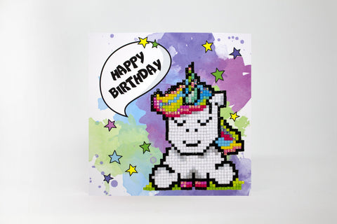 Gimtadienio atvirukas su kvadratiniu deimantiniu vienaragiu, ryškiu akvareliniu fonu, burbule užrašas Happy Birthday ir spalvotos žvaigždutės, priekinė pusė