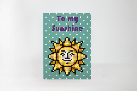Atvirukas su žaliu taškuotu fonu, priekinis variantas su geltona karoliukų saulute ir užrašu To my Sunshine