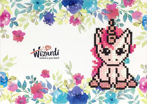 Deimantinė mozaika rožinis vienaragis sėdi iš mažų kvadratinių akmenukų, pateikta ant gėlių fono su Wizardi logotipu