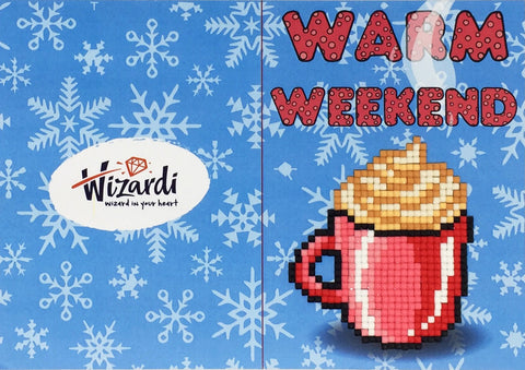 Puodelio sagė pikselių stilistika: raudonas puodelis su plakta grietinėle ant mėlynos snaigių pakuotės su Wizardi logotipu ir „Warm Weekend“ užrašu