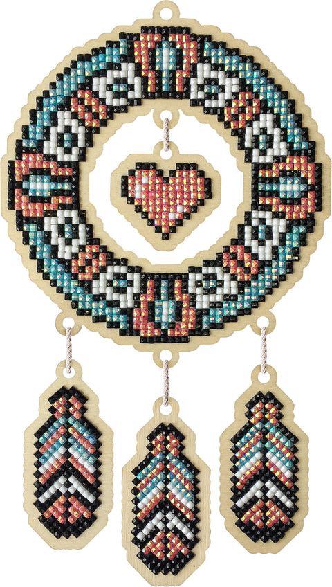 sapnų gaudyklė su blizgiais deimantėliais, medinė, turkio–rožinė–balta mozaika, centre kabanti širdelė ir trys kabančios plunksnelės