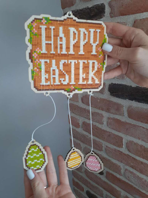 Žavinga deimantinė mozaika: velykinis medinis pakabukas Happy Easter