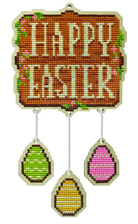 Rankų darbo medinė Velykų dekoracija „Happy Easter“ su karoliukais; rūšiuojama, pilnas priekinis vaizdas su trimis kabančiais kiaušiniais (žalias, geltonas, rožinis)