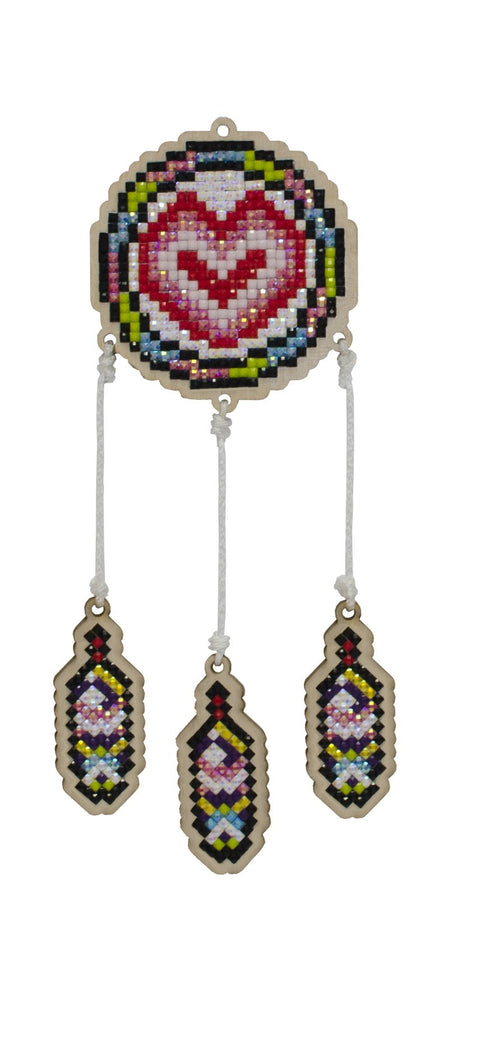 Sapnų gaudyklė su mediniu rėmu ir blizgia raudonai rožine širdies mozaika, trimis kabančiais ornamentais