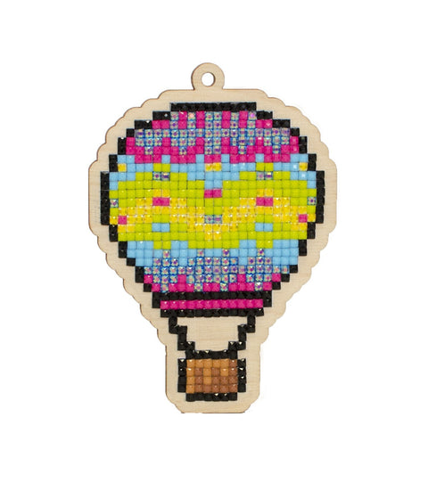 Pakabukas medinis oro balionas su ryškiais rožiniais, geltonais ir mėlynais kristalo akmenėliais, 5 × 7 cm priekinis planas