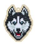 Pakabukas medinis huskio veidas su juodomis, baltomis ir mėlynomis deimantinėmis plytelėmis, skylė pakabinimui